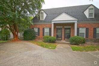 Building Photo - Available July 11th – Charming 3 Bed / 2 B...