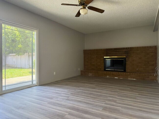 Building Photo - 3 bedroom/2 bathroom home AVAILABLE NOW!!!!