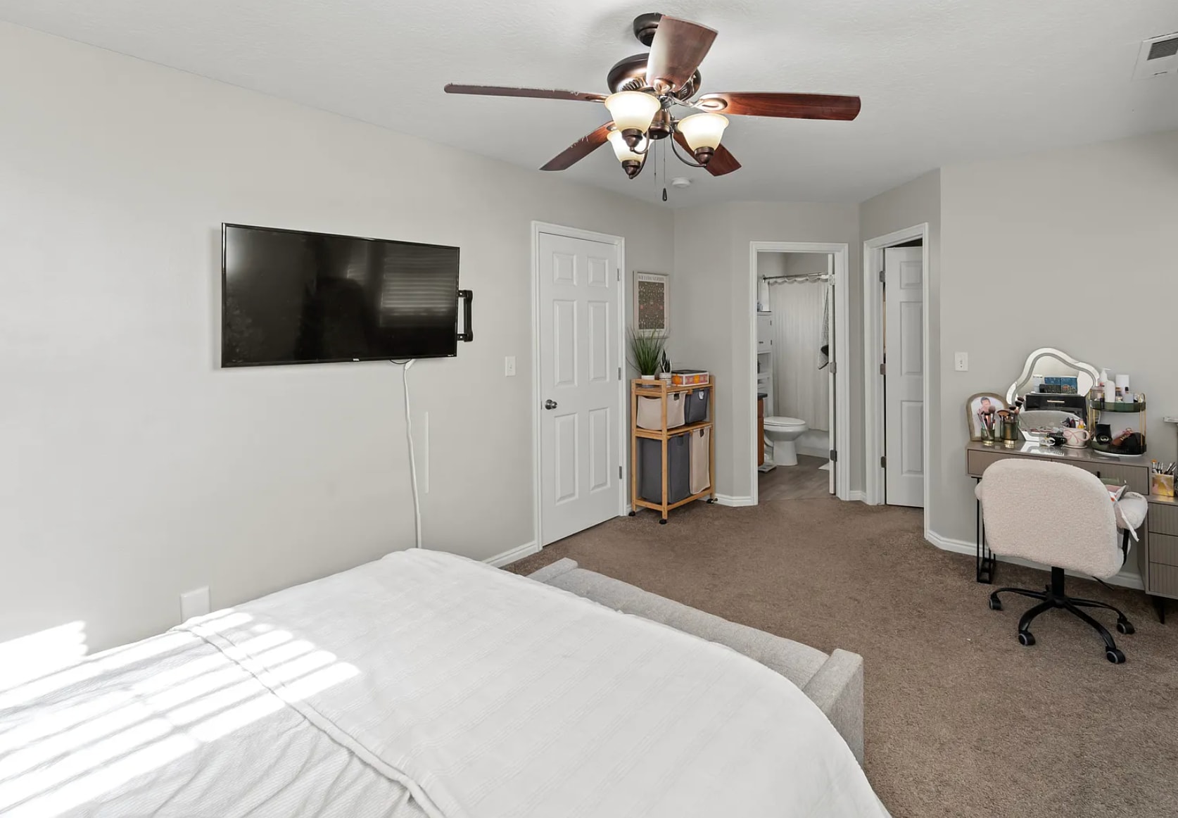 Building Photo - 1485 Navajo Dr