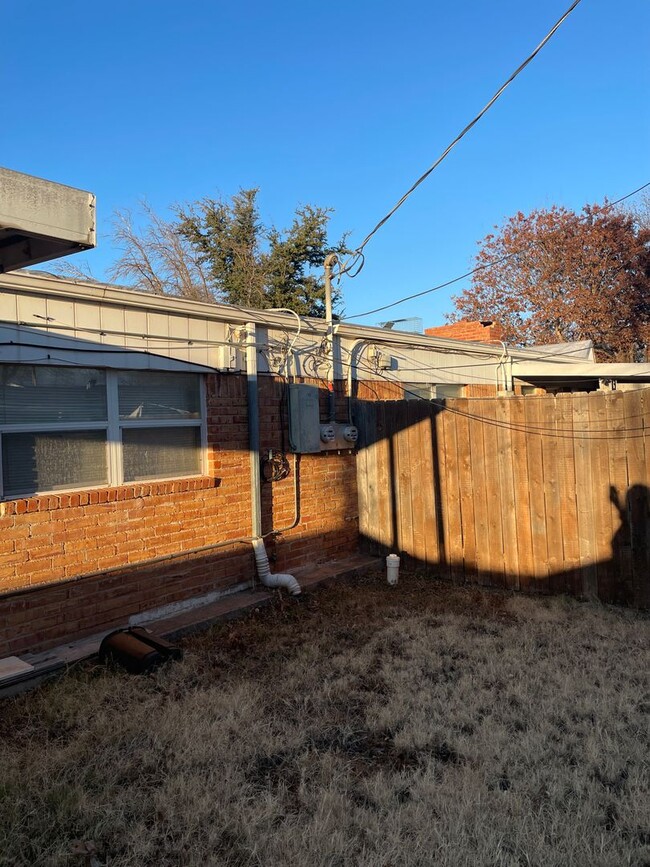 Building Photo - 2 bedroom duplex!  2 bath, 2 car carport