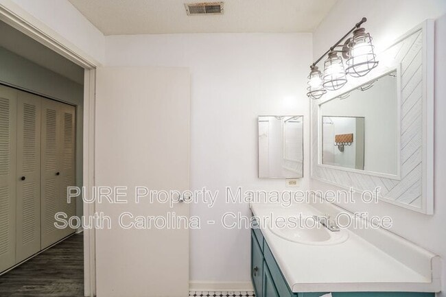 Building Photo - 2011 N Hwy 17