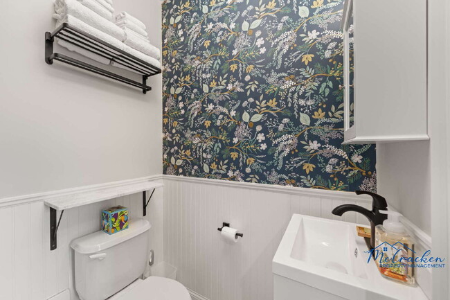 Building Photo - Charming Studio with Full Kitchen in Ashland