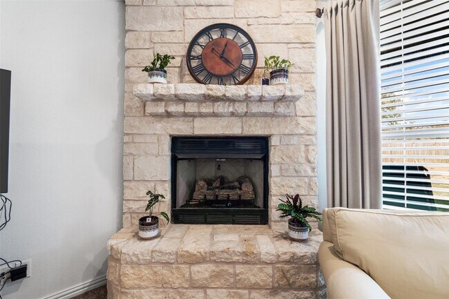 Building Photo - Beautiful Home In Pecan Planation