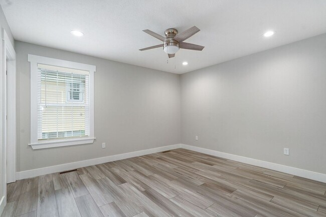 Building Photo - 1120 N Clay Ave