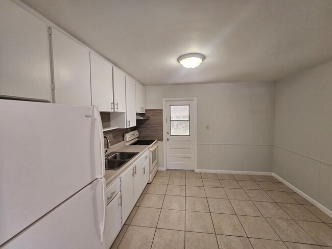 Building Photo - Beautiful and cozy 2/1 apartment available now!
