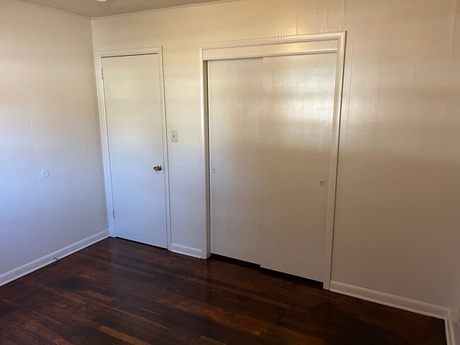 Building Photo - WOW!  3 bedroom! Glendale schools! SE!  $1...