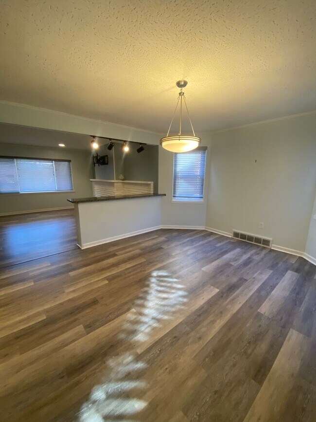 Building Photo - 4 Bedroom/ 2 Bathroom House in Dormont Available 7/1/2026