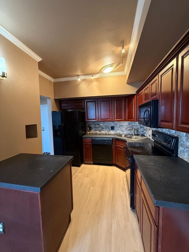 Building Photo - Spacious 1bd/1ba TOP FLOOR CONDO! Availabl...