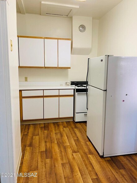 Kitchen - 616 E 8th St