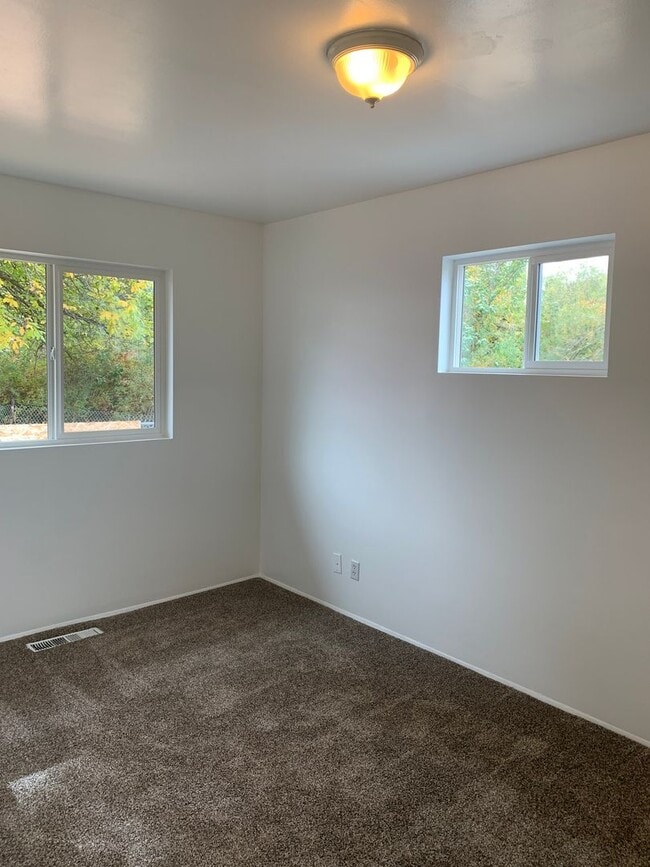 Building Photo - 651 Chester St