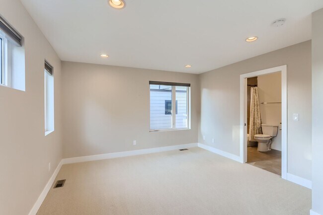 Building Photo - Modern 4-Bedroom Home with Designer Finish...