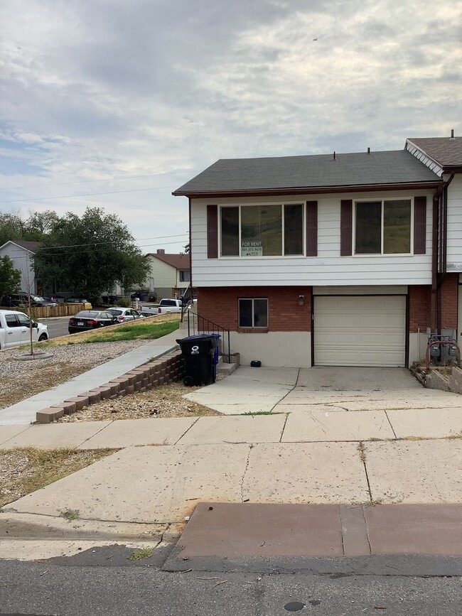 Building Photo - Spacious and bright 3-bedroom, 2-bathroom ...