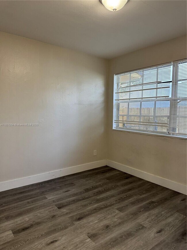 Building Photo - 522 NW 13th Ave