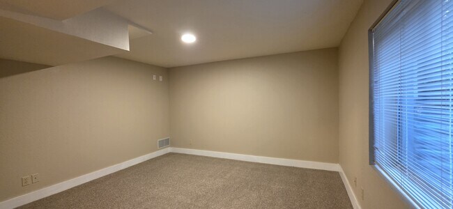 Building Photo - 572 W Jamison Pl