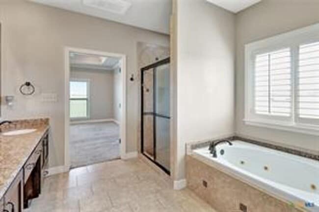 Building Photo - Great Home on  1 acre