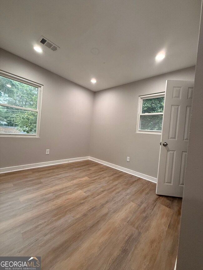 Building Photo - 657 Robert E Lee Pkwy