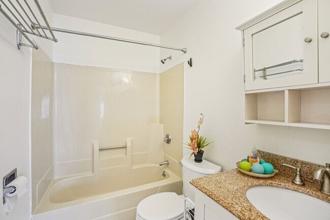 Building Photo - 35 Des Moines Rd