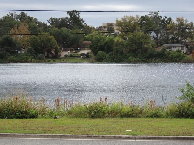 Building Photo - 2br/2ba Duplex with Lakeview