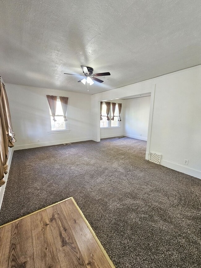 Building Photo - 4 Bedroom Home Located Downtown