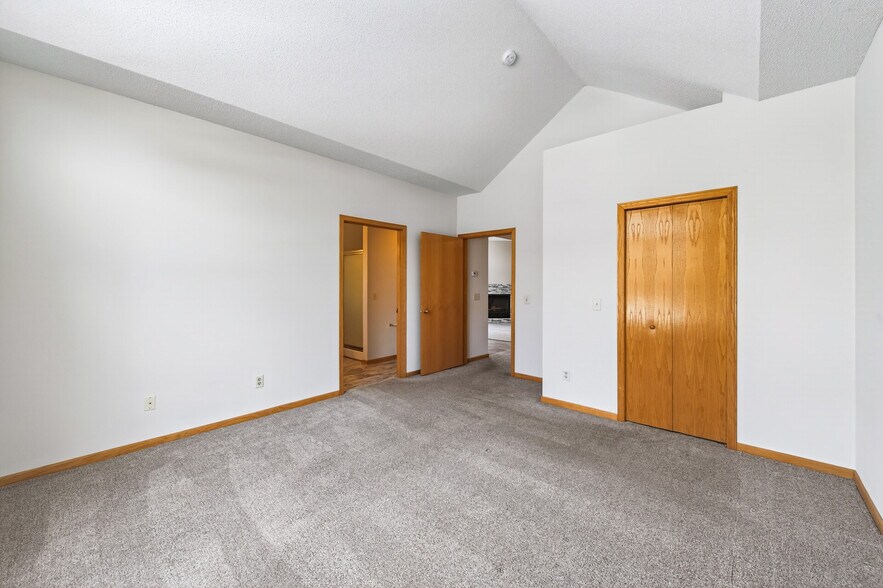 Building Photo - 475 Hickory Ln N