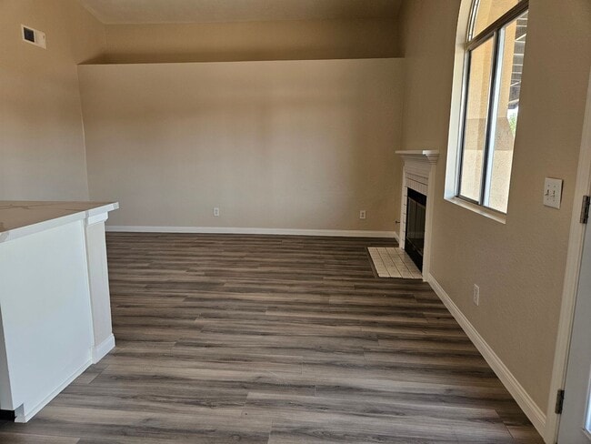 Building Photo - 4 Bedroom Adelanto Home