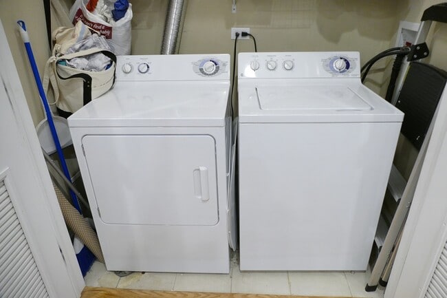 Building Photo - 3024 N Sheffield Ave