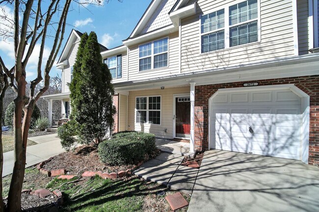Primary Photo - Lovely Two Bedroom Townhome With Bonus and...