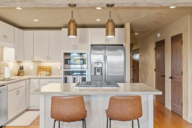 Building Photo - Gorgeous Furnished 2-Bed, 2-Bath Townhouse...