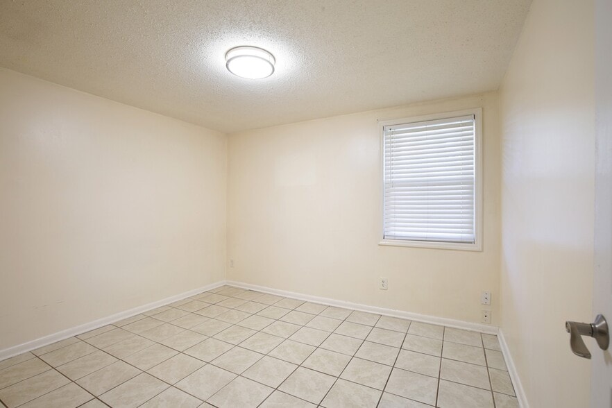 Building Photo - 1006 S 5th Street