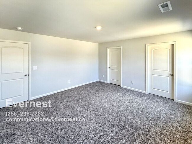 Building Photo - 3-Bedroom, 2.5-Bathroom Home in a Convenie...