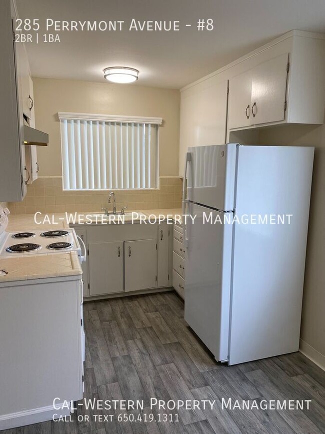 Building Photo - Nice updated 2 bed apartment on 2nd flr av...