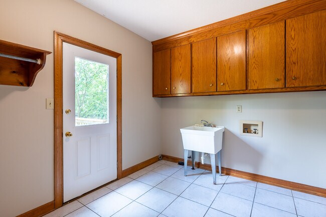 Building Photo - 4135 Knollcrest Cir N