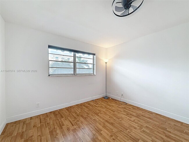 Building Photo - 1000 NE 14th Ave