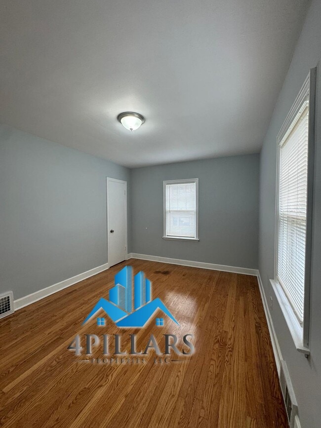 Building Photo - 1715 Parkview Ave
