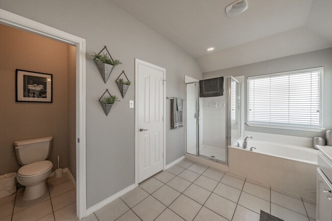Building Photo - The Best in Texas: 3Bed/2Bath w/Spacious Ensuite