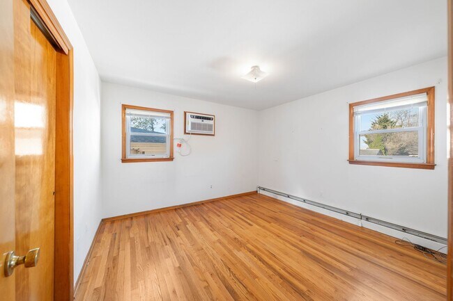 Building Photo - Large 3 Bedroom Apt + Private Office Space