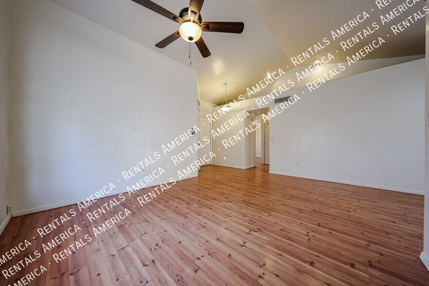 Building Photo - 2834 E Isabella Ave