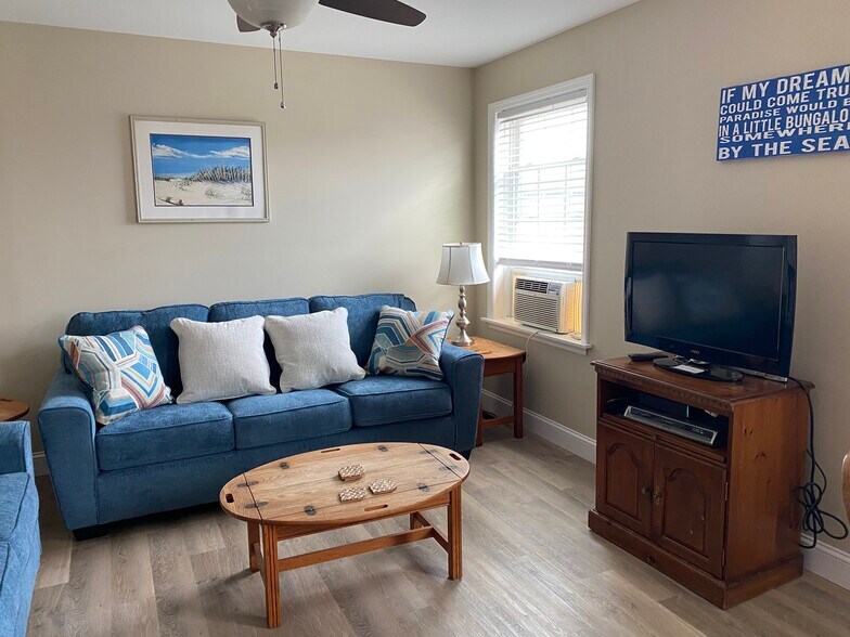 Living Room and TV - Cable and Internet Ready - 4 Chase St