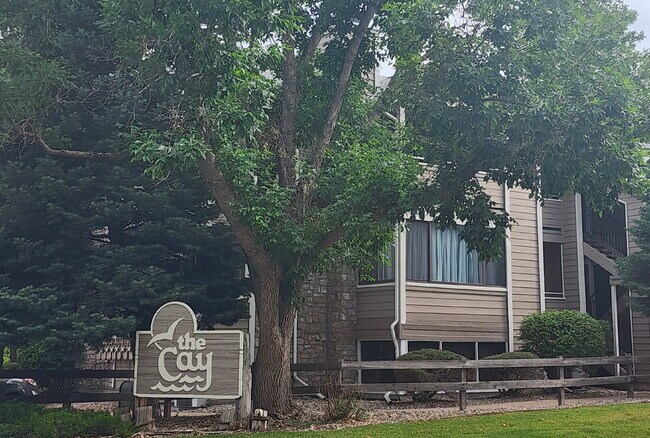 Building Photo - Beautiful Ground Floor 2 Bed 2 Bath Condo! Sunroom!