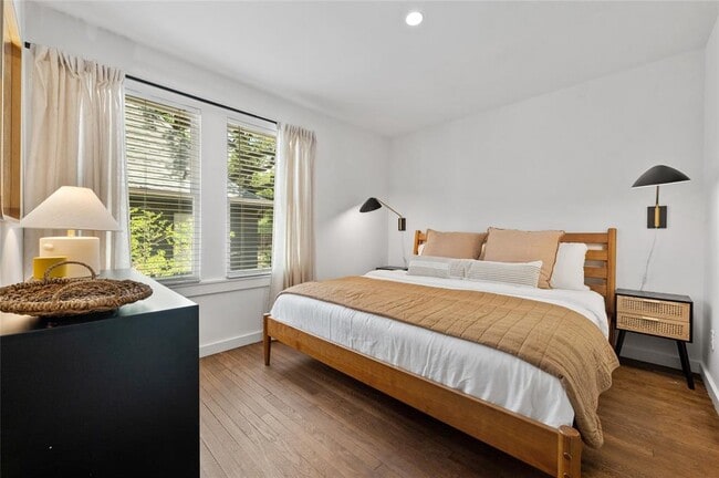 Building Photo - 1507 Drake Ave