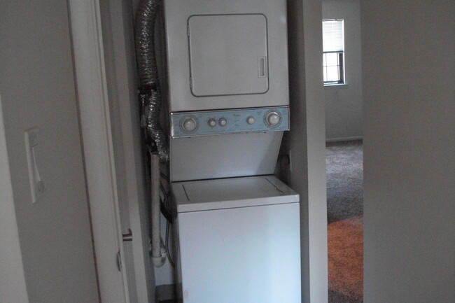 Washer / dryer - 7033 Ridge Ave