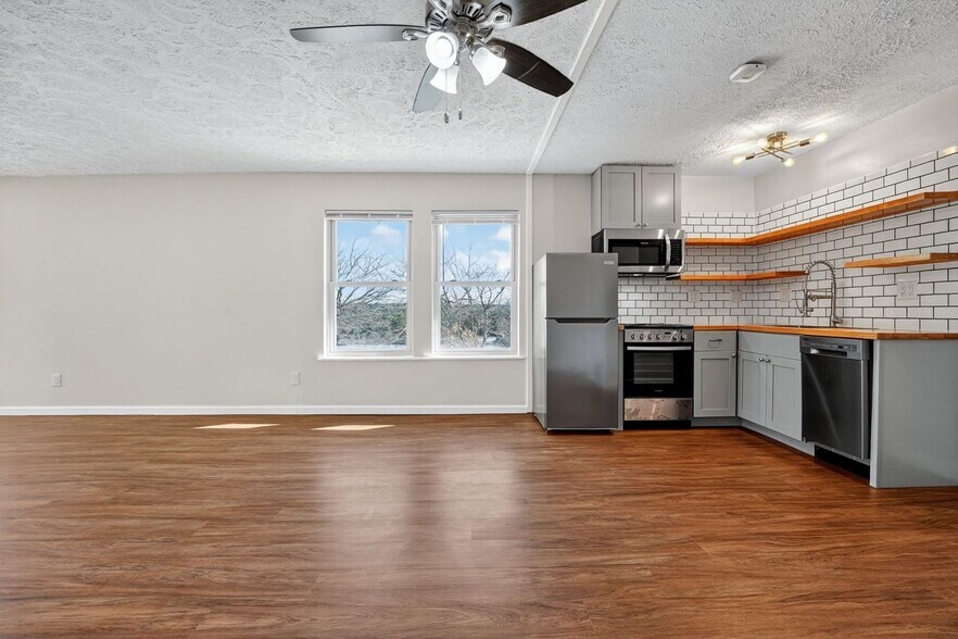 Building Photo - 16200 Round Mountain Rd