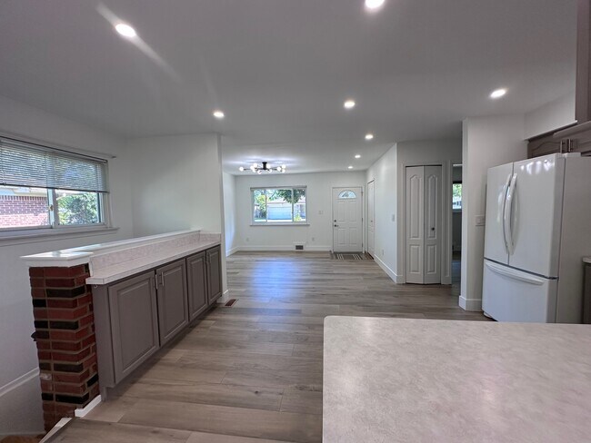 Building Photo - 2843 Teasdale Dr