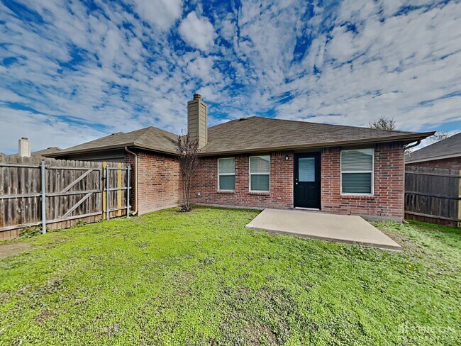 Building Photo - 2013 Cedarwood Dr