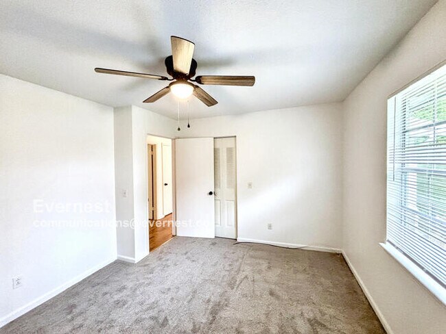 Building Photo - 922 Wesley Dr