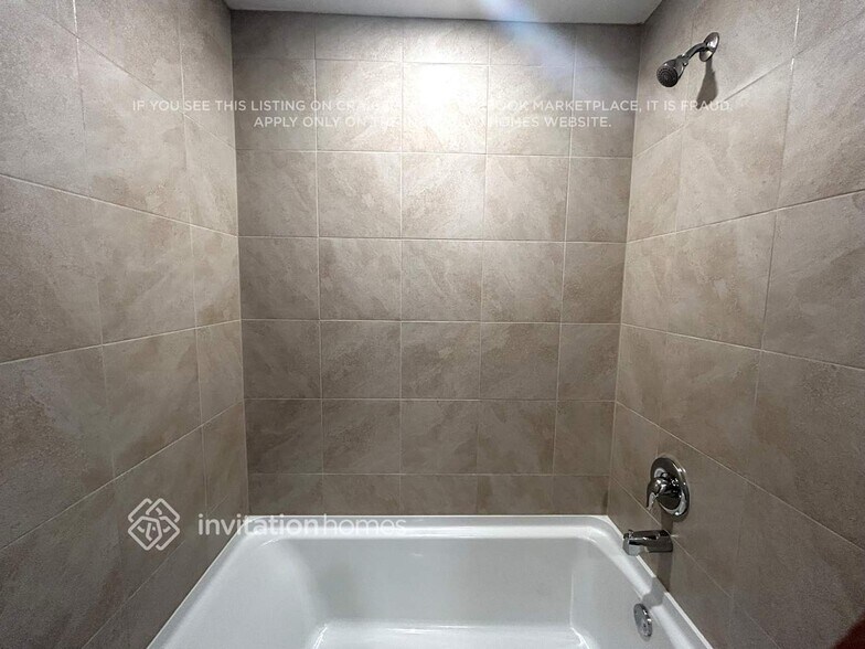 Building Photo - 711 NE 1st Ave