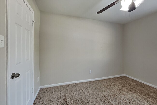 Building Photo - 2811 Pineleaf Dr