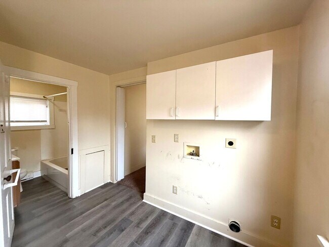 Building Photo - 154 E Main St