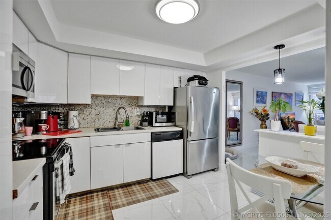 Building Photo - 18041 Biscayne Blvd