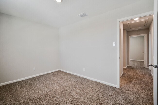 Building Photo - Move-In Ready Home with Spacious Layout and Great Location!